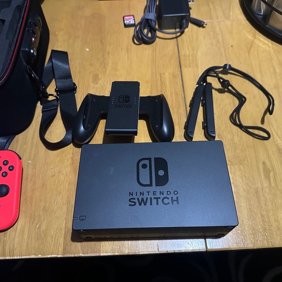 Like New, Nintendo Switch bundle, cases, Mariokart deluxe 8 game - Picture 3 of 8